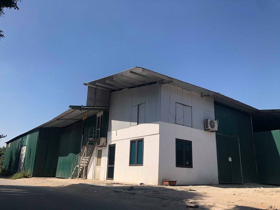 Một kho hàng chứa dược liệu nhập lậu vừa bị công an niêm phong. 
Ảnh: Cường Ngô