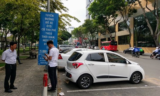 Người dân đăng ký đậu xe ôtô và thanh toán qua phần mềm trên đường Lê Lai (quận 1). Ảnh: Minh Quân
