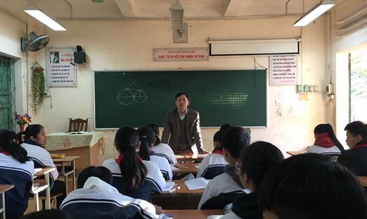 Thầy Nguyễn Viết Tiến - giáo viên hợp đồng thị xã Sơn Tây (Hà Nội) đã bị chấm dứt hợp đồng sau hơn 20 năm đứng trên bục giảng.