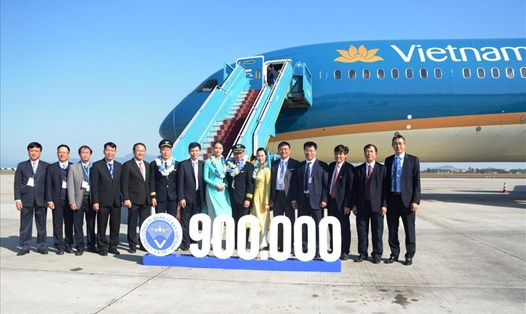 Lãnh đạo Bộ Giao thông vận tải đón chuyến bay điều hành thứ 900.000 trong năm 2019.