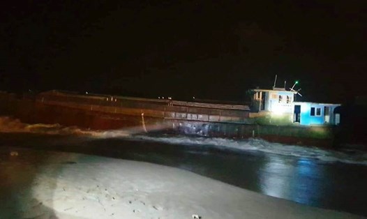 Chiếc tàu có chữ Trung Quốc này dạt vào bờ biển Hà Tĩnh hiện đã chìm. Ảnh: BP