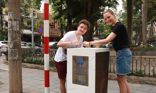 Du khách nước ngoài sử dụng vòi nước uống trực tiếp tại Hà Nội. Ảnh Hoàng Long.