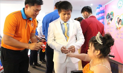 Anh Nguyễn Văn Quẹo đeo nhẫn cưới cho vợ. Ảnh: Đình Trọng