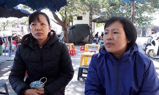 Từ phải sang: Chị Bùi Thị Bích Hồng và chị Đinh Thị Phụng phản ánh vụ việc với phóng viên Báo Lao Động. Ảnh: Quế Chi - Anh Thư