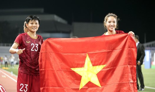 Bích Thuỳ (trái) ăn mừng chức vô địch cùng đồng đội. Ảnh: D.P