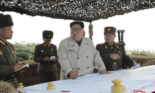 Nhà lãnh đạo Triều Tiên Kim Jong-un chỉ đạo các tướng lĩnh. Ảnh: AP