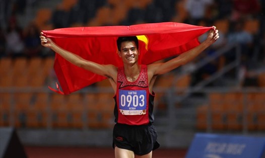 Dương Văn Thái giành tấm Huy chương Vàng môn điền kinh nội dung 800m nam. Ảnh: D.P