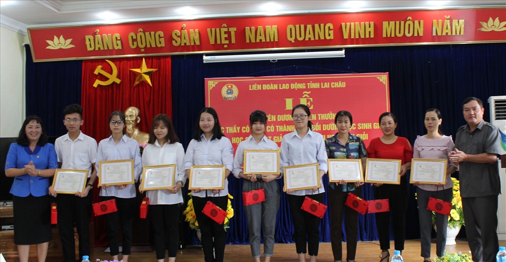 Đồng chí Giàng A Tính (ngoài cùng bên phải) - Ủy viên Ban Thường vụ  Tỉnh ủy, Phó Chủ tịch Ủy ban Nhân dân tỉnh Lai Châu và đồng chí Nguyễn Thị Thiện - Chủ tịch LĐLĐ tỉnh tặng quà biểu dương học sinh đạt giải học sinh giỏi quốc gia năm học 2018 - 2019.