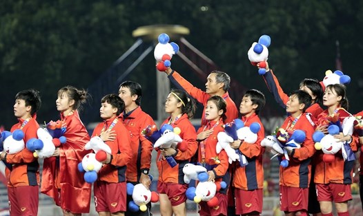 Đội tuyển nữ trên bục nhận Huy chương Vàng. Ảnh: D.P
