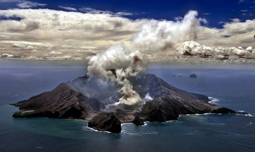 Núi lửa White Island, phía bắc New Zealand phun trào năm 1999. Ảnh: Bangkok Post.