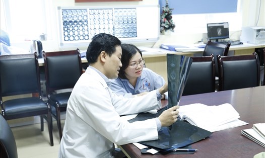 Tiến sĩ, bác sĩ Nguyễn Đức Liên trao đổi về phác đồ điều trị cho người bệnh. Ảnh BVCC
