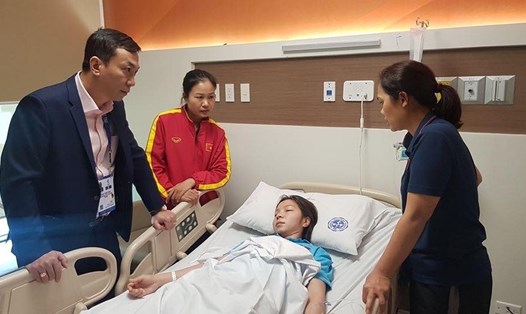 Phó Chủ tịch VFF Trần Quốc Tuấn có mặt tại bệnh viện để hỏi thăm Hồng Nhung. Ảnh: Hoài Thu.