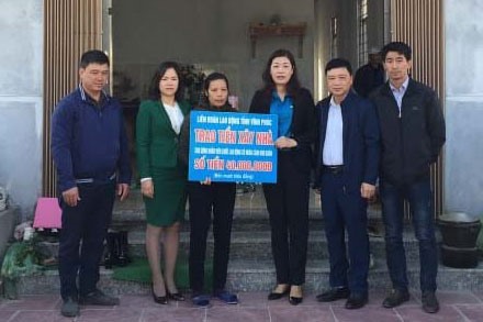 Đại diện lãnh đạo LĐLĐ tỉnh, LĐLĐ thành phố, BCH CĐ Công ty trao tiền hỗ trợ cho gia đình chị Hoà.