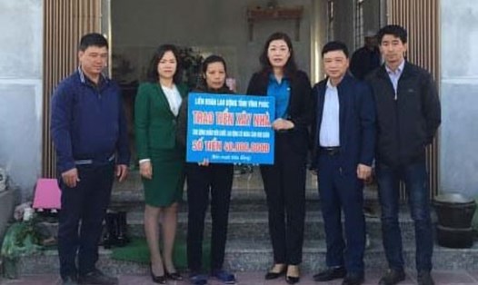 Đại diện lãnh đạo LĐLĐ tỉnh, LĐLĐ thành phố, BCH CĐ Công ty trao tiền hỗ trợ cho gia đình chị Hoà.