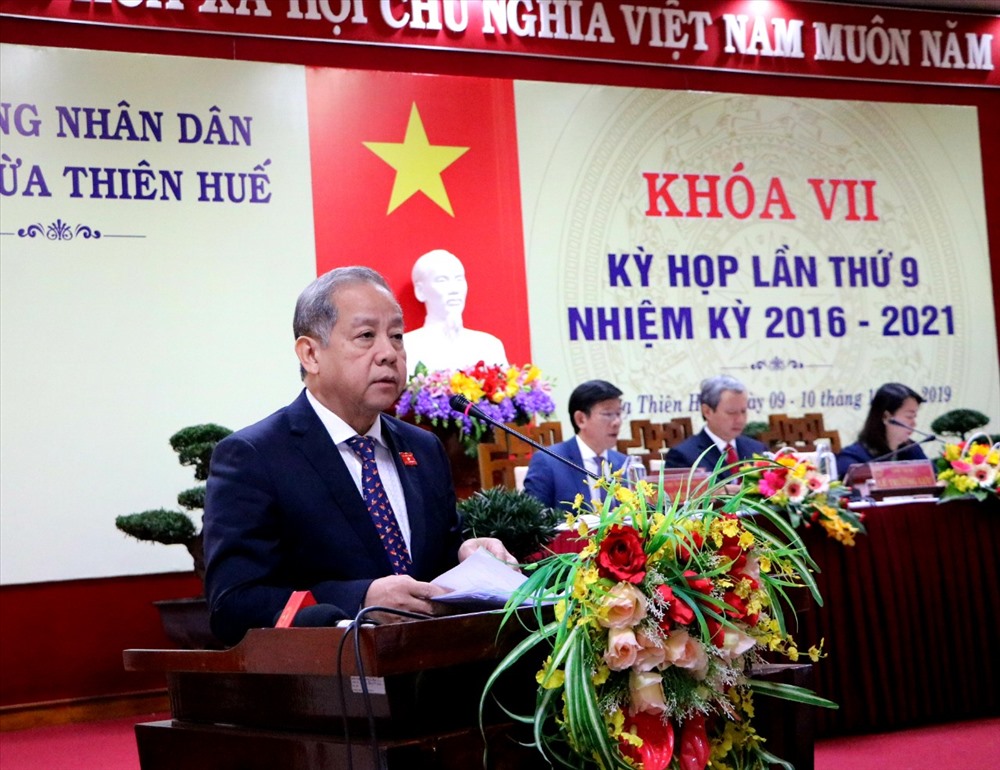 Ông Phan Ngọc Thọ - Chủ tịch UBND tỉnh Thừa Thiên - Huế trình bày báo cáo kết quả thực hiện nhiệm vụ kinh tế - xã hội năm 2019. Ảnh: PĐ.