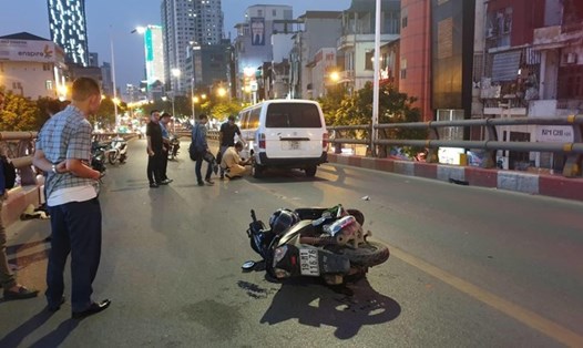 Vụ TNGT giữa xe ôtô với xe máy trên cầu vượt Lê Văn Lương - Láng Hạ. Ảnh: GT