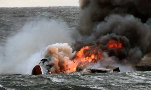 Cháy tàu cá Hàn Quốc cách đây 19 ngày. Ảnh: Yonhap.