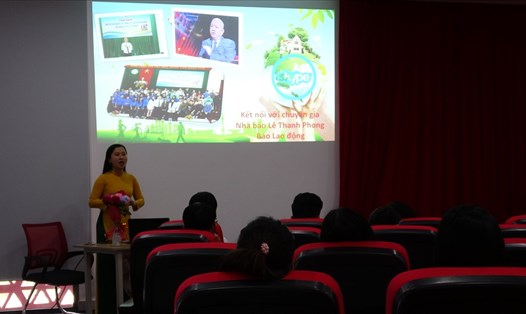Cô giáo Dương Thị Thu Trang chủ trì tiết học kết nối skype về chủ đề chống lại rác thải nhụa chiều 9.12.2019. Ảnh: Trần Chánh