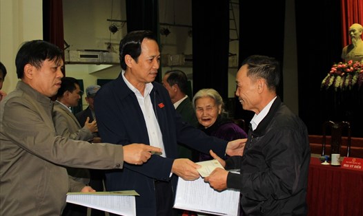 Bộ trưởng Đào Ngọc Dung nhận phản ánh từ cử tri Thanh Hoá. Ảnh: Q.T