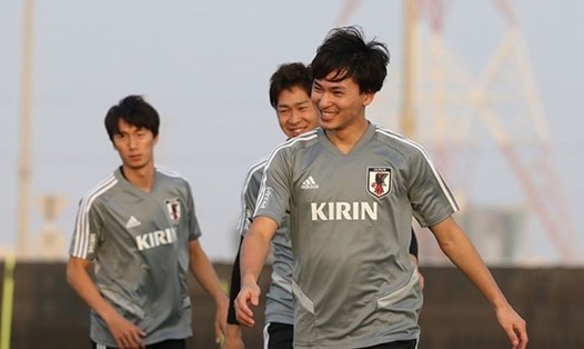 Takumi Minamino cùng đồng đội tập luyện.