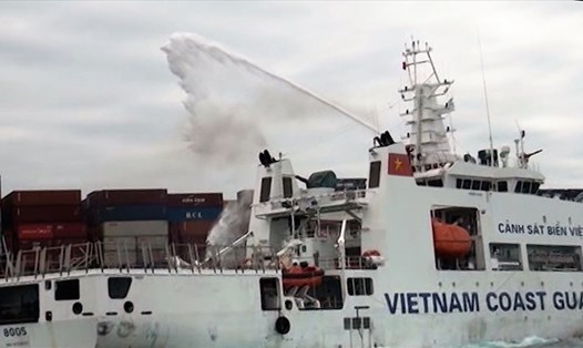 Tàu 8005 đang phun nước lên tàu APL Vancouver gặp nạn trên vùng biển Phú Yên. Ảnh: BTL Vùng CSB 3