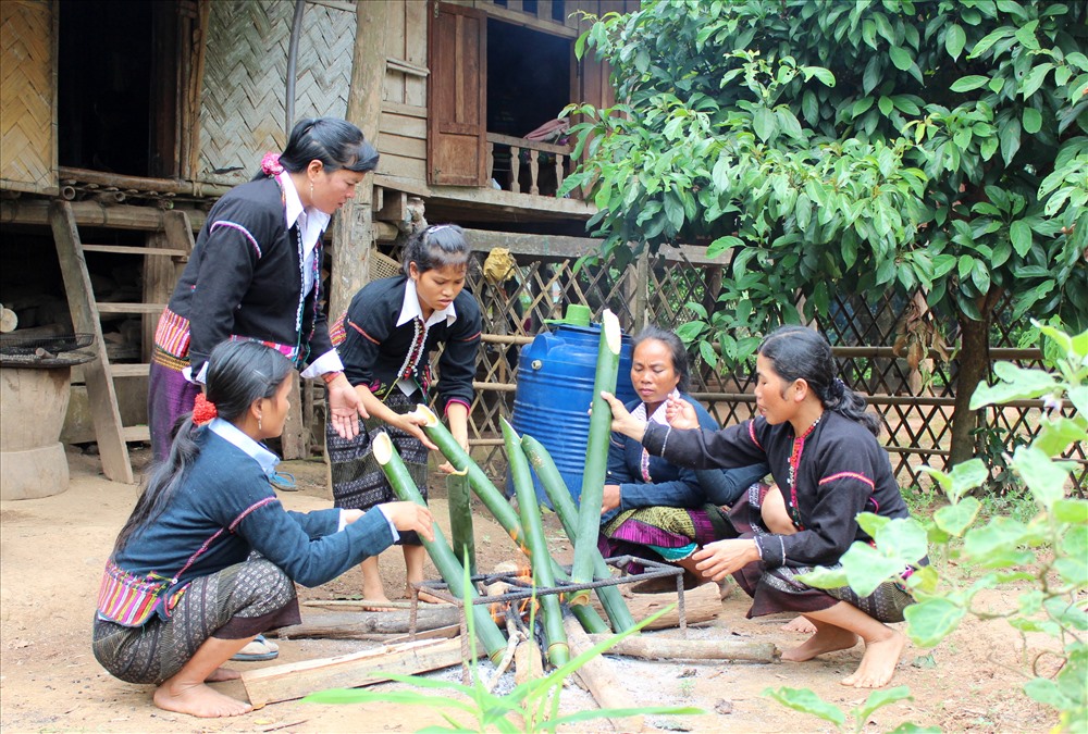 Phụ nữ ở bản Húc - Palu (xã A Túc, huyện Hướng Hóa, tỉnh Quảng Trị) nướng món canh xi ắp. Ảnh: Hưng Thơ.
