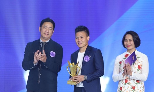 Quang Hải nhận giải VĐV Nam của năm. Ảnh: Hải Đăng