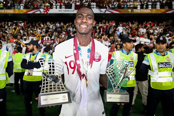 Tiền đạo Almoez Ali với cú đúp giải thưởng tại Asian Cup 2019 (Ảnh: Getty)