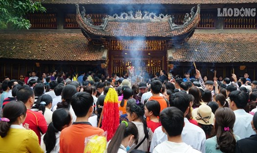 Ngày khai hội, hàng vạn du khách đổ về cùng một thời điểm khiến dòng người phải nhích từng bước một để vào được đền Thượng (Sóc Sơn - Hà Nội)