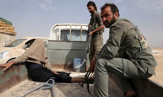 Các tay súng SDF bắt giữ một phần tử IS ở Deir Ezzor. Ảnh: Reuters. 