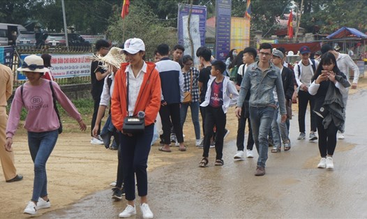 Có rất đông du khách thập phương về trẩy hội chùa Hương đầu năm