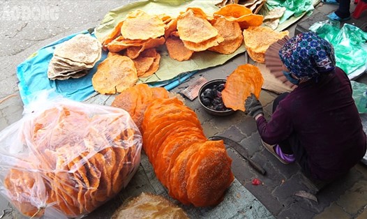 Theo chia sẻ của bác Nguyễn Thị Thảo, gia đình bác trực tiếp sản xuất bánh đa này và chỉ sản xuất vào tháng Giêng hằng năm. 