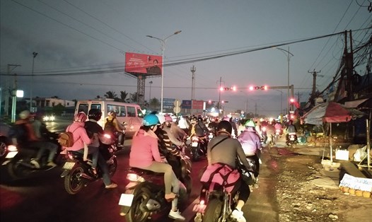 Người dân các tỉnh miền Tây đi từ nửa đêm để tránh kẹt xe trên QL1 và cầu Rạch Miễu.