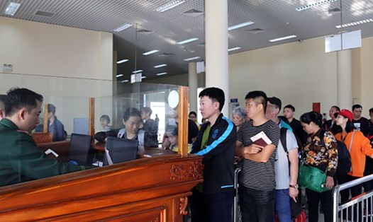Đoàn khách Trung Quốc làm thủ tục nhập cảnh tại Cửa khẩu quốc tế Móng Cái trong dịp Tết 2019. Ảnh: T.N.D