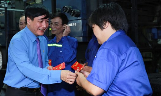 Chủ tịch Tổng LĐLĐVN Bùi Văn Cường mừng tuổi công nhân Cty CP In Công đoàn. Ảnh: Hải Nguyễn