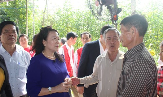 Thứ trưởng Bộ GD&ĐT Nguyễn Thị Nghĩa thăm, hỗ trợ thân nhân gia đình các học sinh. Ảnh: Đ.V
