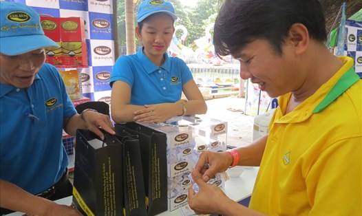 Đoàn viên tham gia mua gạo giá ưu đãi từ Cty Kim Sáng tại Ngày hội do công đoàn các KCX - CN TPHCM tổ chức