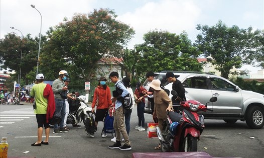 Người dân Đà Nẵng chật vật tìm vé xe đi TPHCM sau Tết.