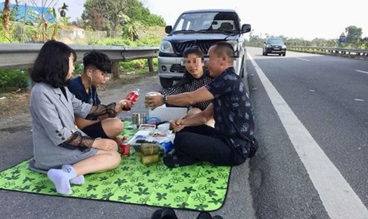 Gia đình 4 người mở tiệc trên cao tốc Nội Bài - Lào Cai. Ảnh cắt từ clip.