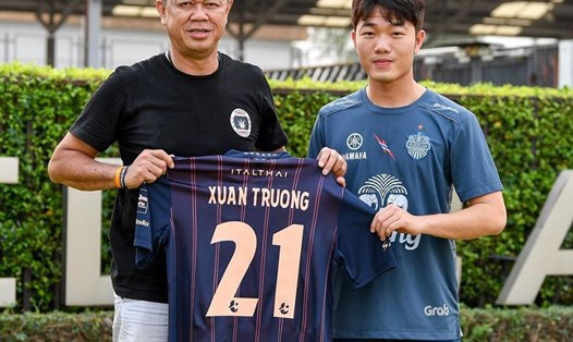 Tiền vệ Lương Xuân Trường chụp chung với Chủ tịch CLB Buriram United là ông Newin Chidchob kèm theo đó là chiếc áo mang số 21 của mình ở mùa giải 2019. Ảnh: Buriram United
