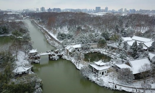 Thời tiết đóng băng ở thành phố Dương Châu, Trung Quốc ngày thứ Sáu (8.2). Ảnh: CNN. 
