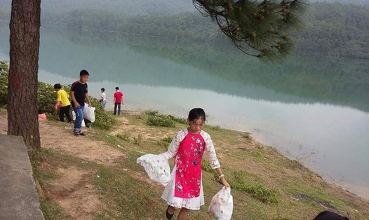 Các cháu nhỏ đang tự nguyện nhặt rác ở hồ Thiên Tượng