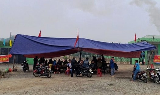 Người dân thôn Nam Xuân Sơn chặn trước cổng Nhà máy xử lý rác thải Phú Hà để phản đối ô nhiễm, ruồi nhặng bủa vây.