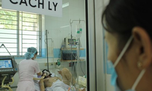 Bệnh nhân nghi nhiễm cúm gia cầm điều trị cách ly tại Bệnh viện Nhiệt đới TPHCM. Ảnh: Nguyên Mi/ VietNamNet 