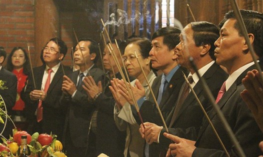 Chủ tịch Tổng LĐLĐVN Bùi Văn Cường và các lãnh đạo TP. Hải Phòng dâng hương tại đền thờ lãnh tụ Nguyễn Đức Cảnh. Ảnh: PV.