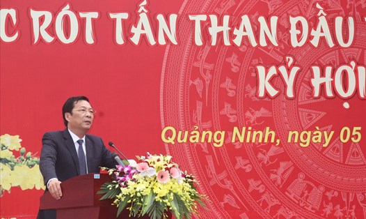 Bí thư Tỉnh ủy Quảng Ninh Nguyễn Văn Đọc chúc mừng TKV rót những tấn than đầu tiên của năm mới Kỷ Hợi, Ảnh: T.N.D