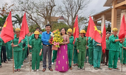 Chủ tịch LĐLĐ Quảng Bình Nguyễn Lương Bình tặng quà động viên CNLĐ Cty CP Sản xuất VLXD 1-5. Ảnh: Lê Phi Long