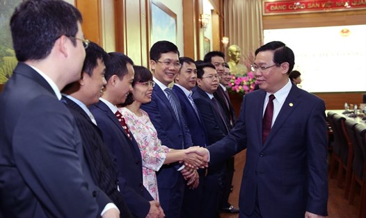 Phó Thủ tướng Vương Đình Huệ cùng các cán bộ, công chức của Uỷ ban quản lý vốn nhà nước tại doanh nghiệp. Ảnh: T.Chung