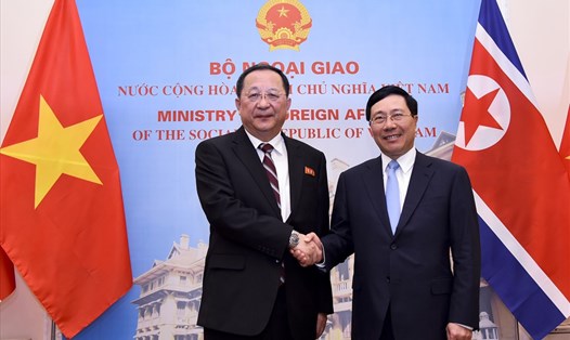 Phó Thủ tướng, Bộ trưởng Ngoại giao Phạm Bình Minh và Bộ trưởng Ngoại giao Triều Tiên Ri Yong-ho. Ảnh: BNG. 