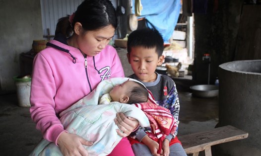 Chị Hương bên 2 đứa con thơ, trong đó đứa nhỏ 3 tháng tuổi bị bệnh tim. Ảnh: TRẦN TUẤN